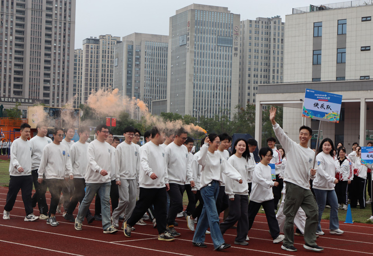 8、快樂隊(duì)1.jpg